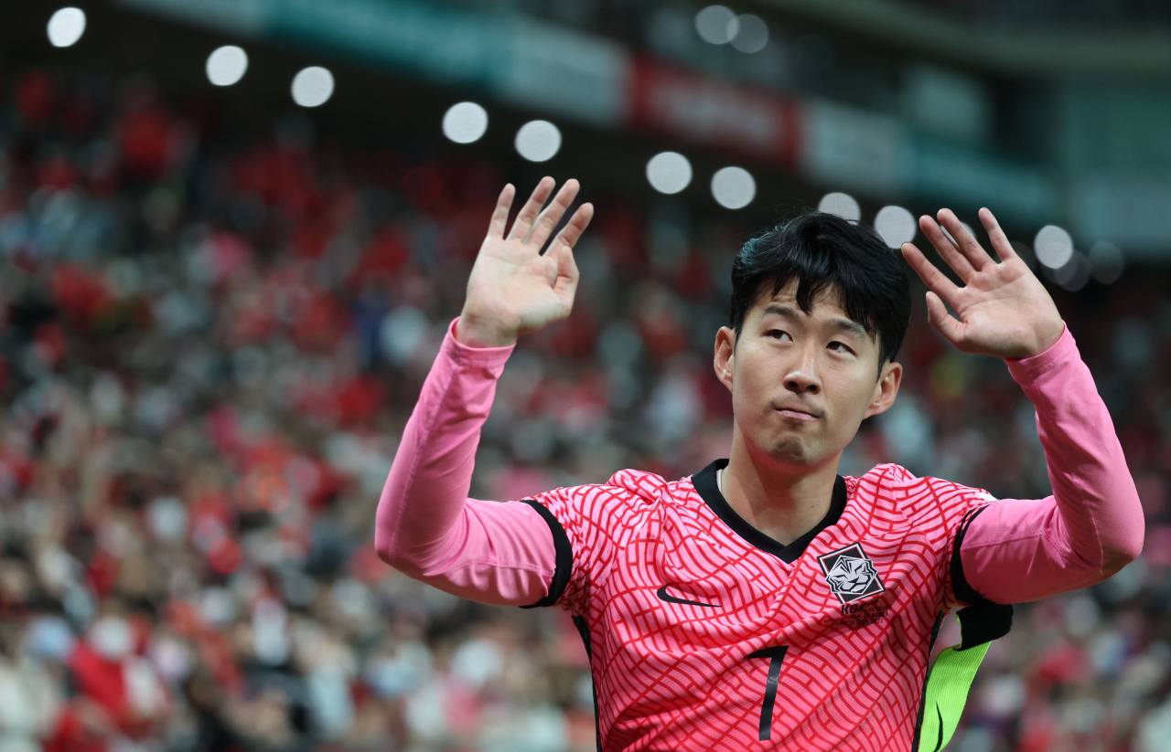14일 서울 마포구 서울월드컵경기장에서 열린 남자 축구 국가대표팀 친선경기 한국 대 이집트 경기에서 4-1로 승리한 대한민국의 손흥민이 경기 종료 후 관중들에게 인사하고 있다. [연합]