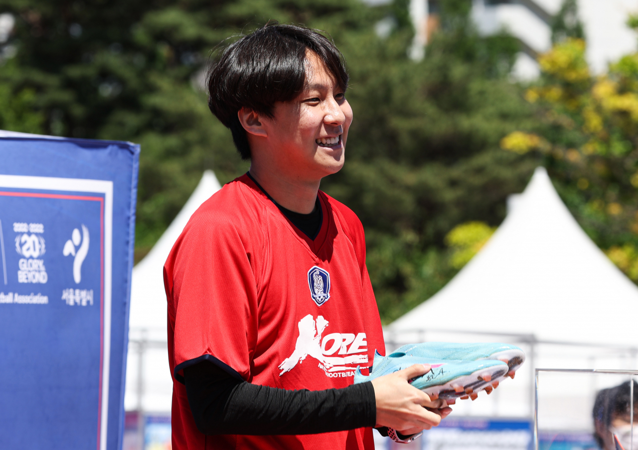 6일 오후 서울 마포구 서울월드컵경기장 북측 광장에서 2002년 월드컵 20주년 기념 대국민 프로젝트 ‘2022 KFA 풋볼 페스티벌’ 도중 열린 축구 스타 소장품 경매 행사에서 축구 국가대표팀 주장 손흥민이 지난 3월 24일 월드컵 예선 이란전에서 결승 골을 넣을 때 신었던 축구화를 1,600 만원에 낙찰받은 축구팬 이재호 씨. [연합]