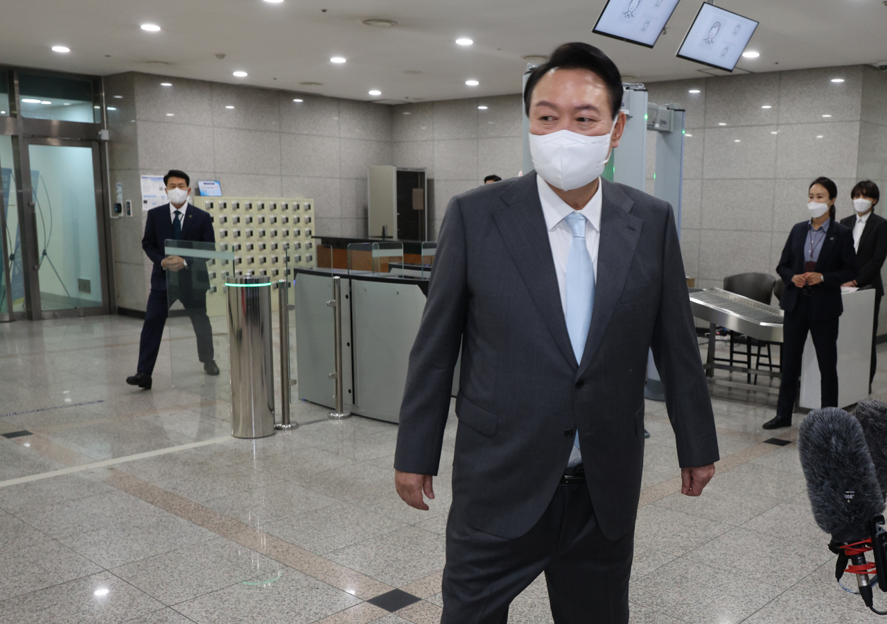 윤석열 대통령이 15일 오전 용산 대통령실 청사로 출근하고 있다. [연합]