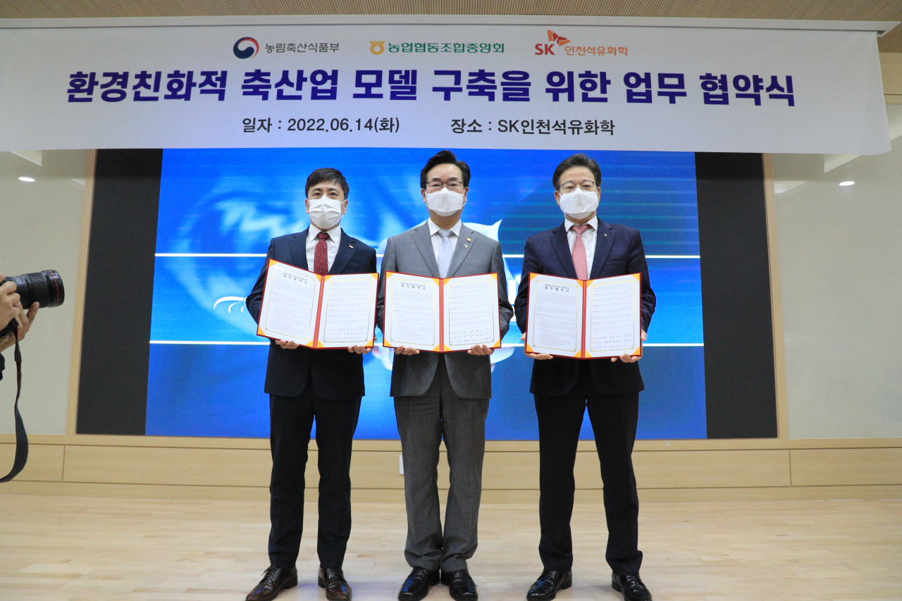 정부와 민간기업이 손잡고 스마트 기술을 활용해 축산업 생산성 향상과 악취 제거 및 친환경 에너지 생산 등을 동시에 겨냥한 시범사업이 실시된다. 사진은 14일 인천 서구 SK인천석유화학에서 업무협약 체결한 후 기념촬영하는 모습으로 오른쪽부터 이재식 농협중앙회 부회장, 정황근 농식품부 장관, 최윤석 SK인천석유화학 대표. [농림축산식품부 제공]