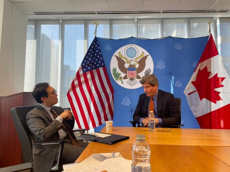 Second Vice Foreign Minister Lee Do-hoon (L) meets Jose W. Fernandez, the U.S. undersecretary of state for economic growth, energy and the environment, in Toronto on the sidelines of an inaugural gathering for the Minerals Security Partnership (MSP), in this photo provided by Lee's office on Wednesday. (Yonhap)