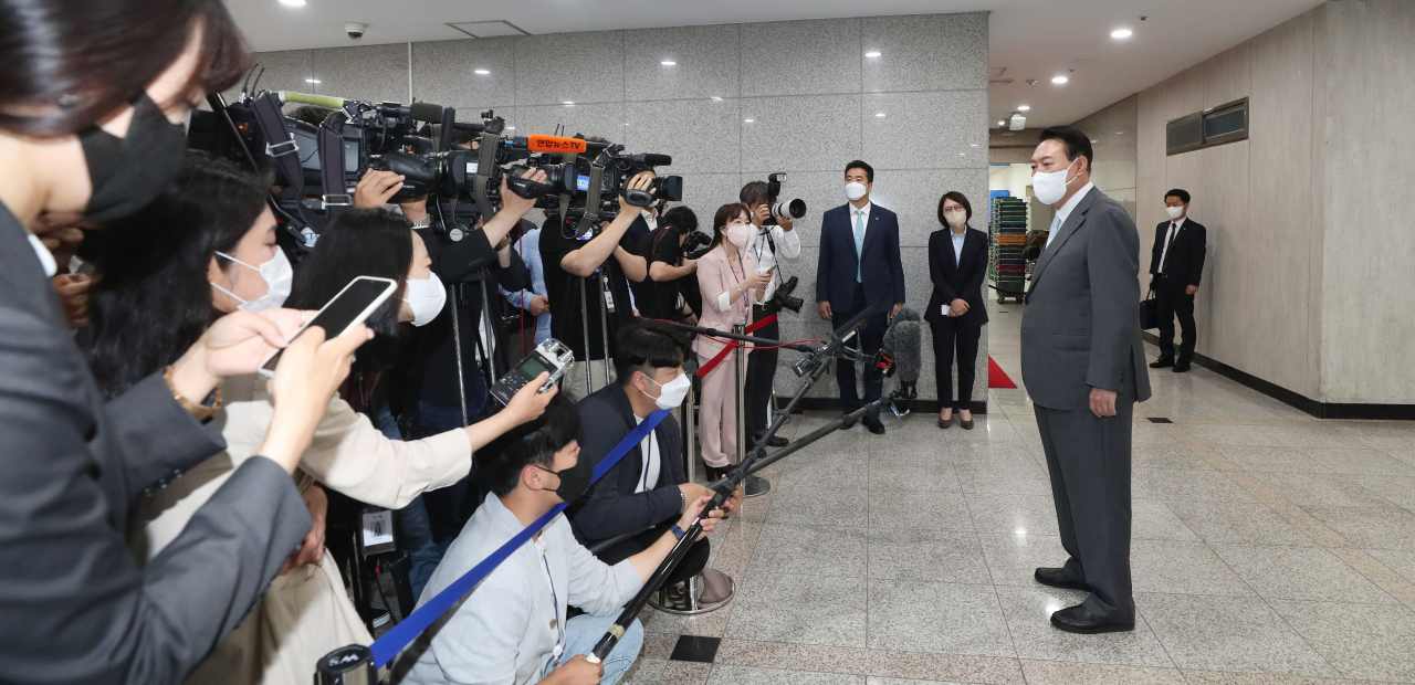 윤석열 대통령이 15일 오전 용산 대통령실 청사로 출근하며 취재진의 질문에 답하고 있다. [연합]