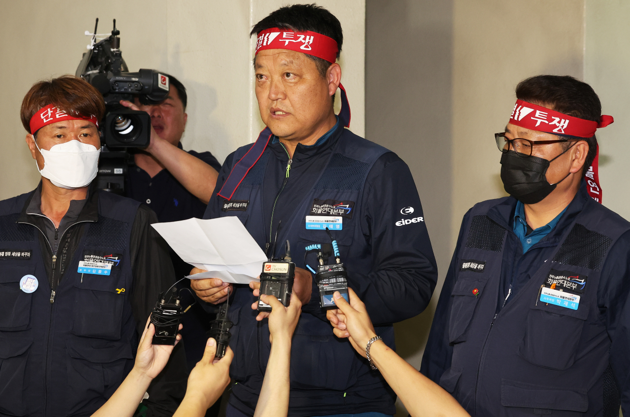 화물연대의 총파업 8일째인 14일 오후 경기도 의왕시 내륙컨테이너기지(ICD)에서 열린 5차 실무교섭에서 협상이 타결된 후 화물연대 관계자들이 결과를 브리핑하고 있다. [연합]