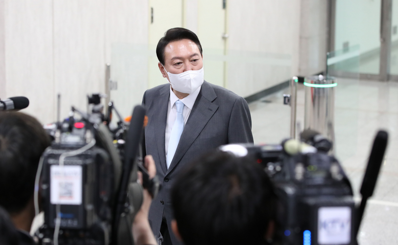 윤석열 대통령이 15일 용산 대통령실 청사로 출근하며 취재진의 질문에 답하고 있다. [대통령실 통신사진기자단]