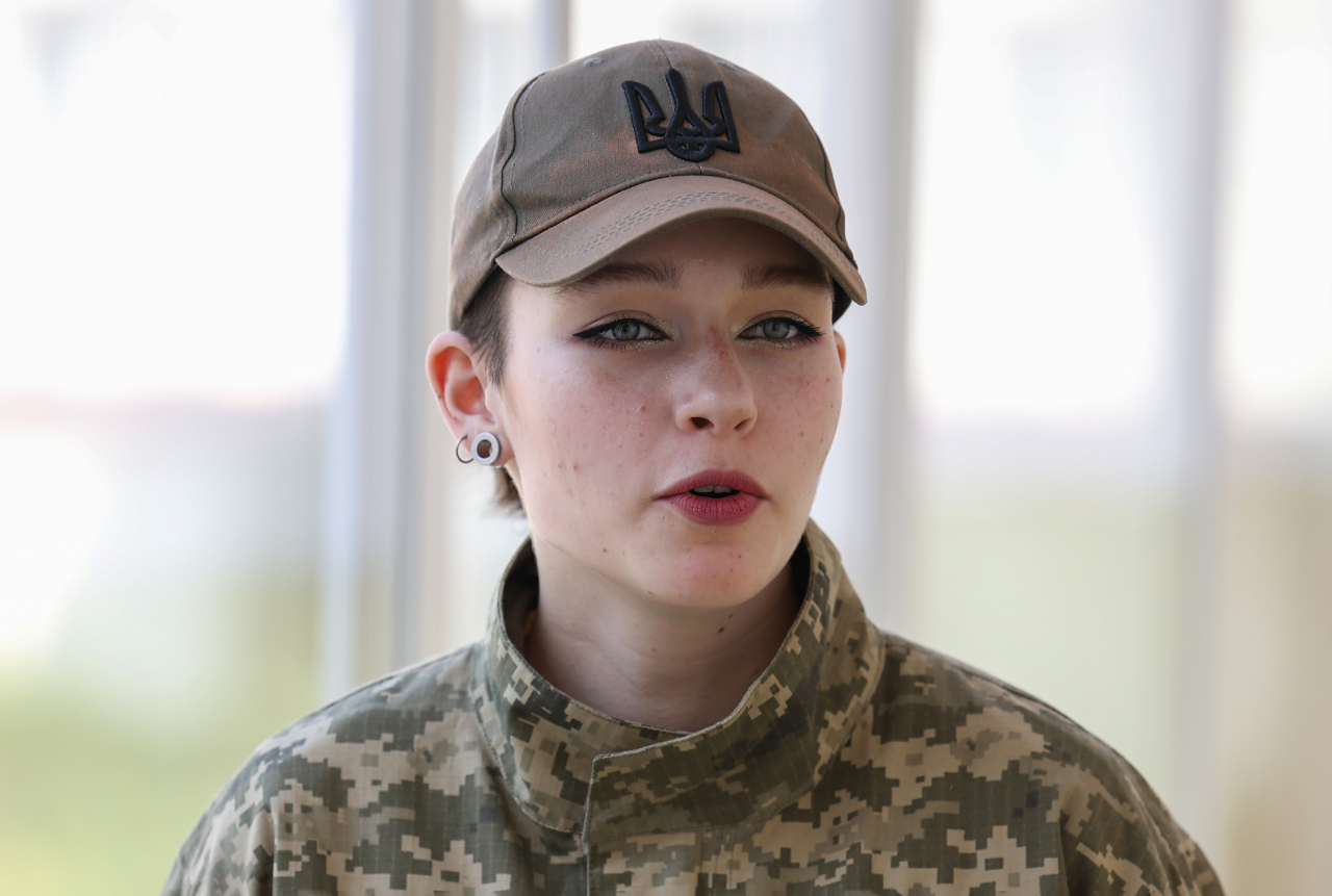 K-POP 팬이며 요리사였던 사샤 그리고리바 씨가 자원 입대해 우크라이나 육군에 배속돼 복무 중 연합뉴스와 인터뷰를 하고 있다. [연합]