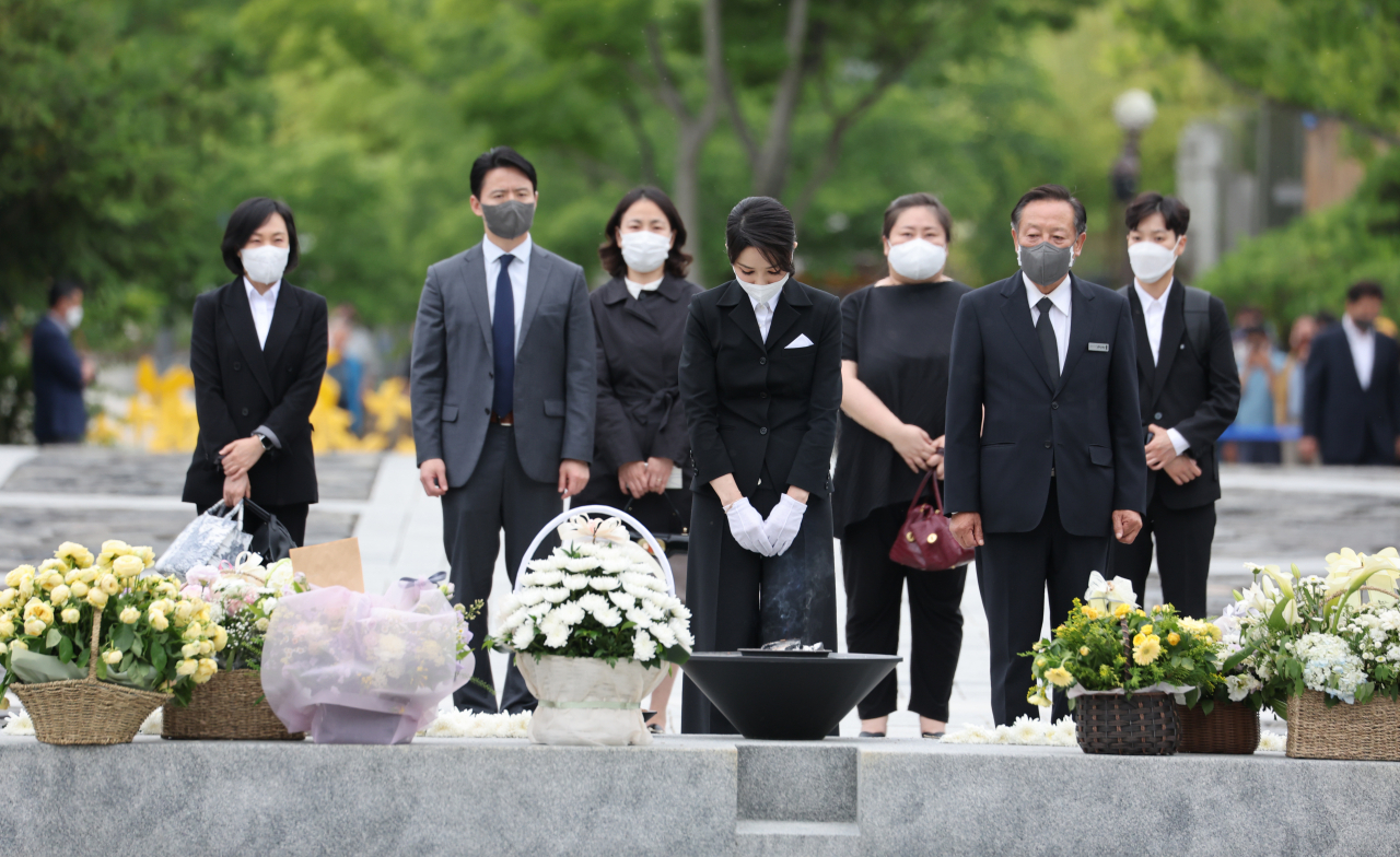 윤석열 대통령 부인 김건희 여사가 13일 오후 경남 김해시 진영읍 봉하마을을 방문해 고(故) 노무현 전 대통령 묘역을 참배하고 있다. [연합]