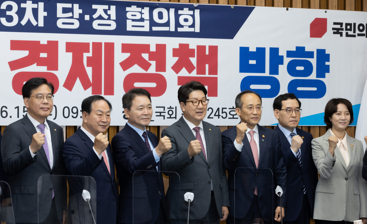 권성동 국민의힘 원내대표와 추경호 부총리 겸 기획재정부 장관이 15일 국회에서 열린 제3차 당·정 협의회에서 기념촬영을 하고 있다. [연합]