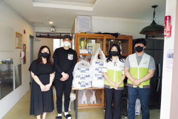 지난 10일 굿네이버스가 아동양육시설 ‘선덕원’에 피자를 전달하며 기념 촬영을 하고 있다. [두나무 제공]