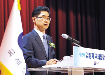 김창기 신임 국세청장이 14일 세종시 정부세종2청사에서 열린 취임식에서 취임사를 하고 있다. [연합]