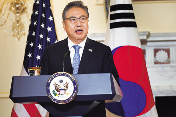 박진 외교부 장관(65)이 13일(현지시간) 미국 워싱턴DC 국무부 청사에서 열린 토니 블링컨 미국 국무장관(60)과의 공동 기자회견에서 발언하고 있다. [연합]