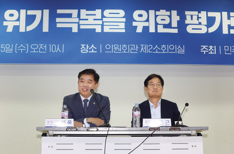 김병욱 더불어민주당 의원이 15일 오전 국회 의원회관에서 열린 민주당 위기 극복을 위한 평가토론회에서 발제하고 있다. 오른쪽은 신동근 의원. 이상섭 기자