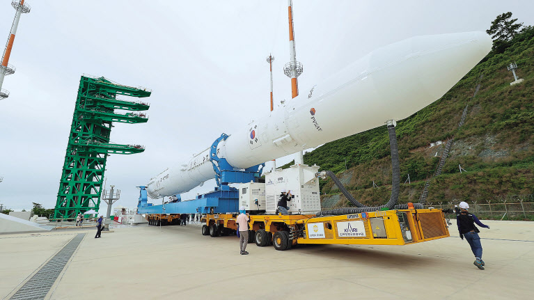 한국형 발사체 ‘누리호(KSLV-Ⅱ)’를 전남 고흥군 나로우주센터 내 발사대로 이송하는 작업이 15일 오전 8시30분께 완료됐다고 과학기술정보통신부가 밝혔다. 누리호는 이에 따라 기립 준비 과정을 거쳐 오전 중에 수직 기립작업에 돌입했다. 누리호가 발사대에 도착해 있다. [한국항공우주연구원 제공]