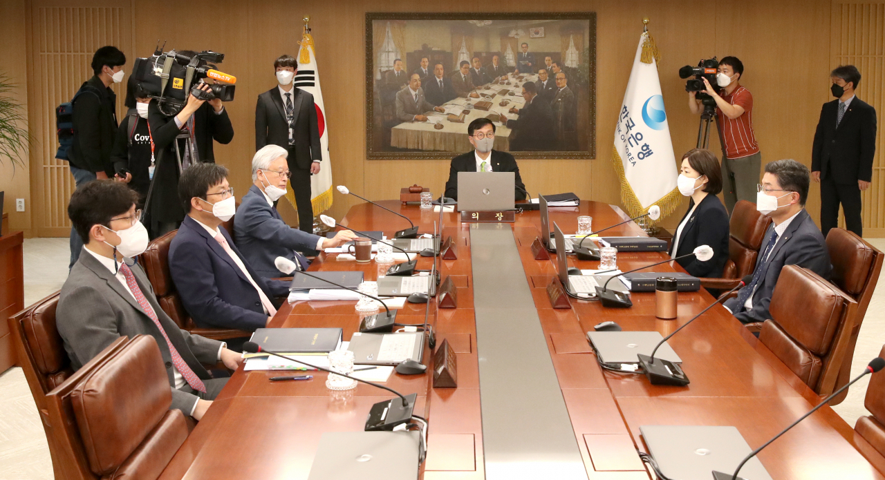 Bank of Korea (BOK) Gov. Rhee Chang-yong (C, rear) presides over a Monetary Policy Committee meeting at the central bank in Seoul on May 26, in this photo provided by the BOK. The central bank raised its key interest rate by a quarter percentage point to 1.75 percent to rein in inflation running high amid soaring oil and commodity prices driven up by global supply chain disruptions and the ongoing war in Ukraine. (BOK)