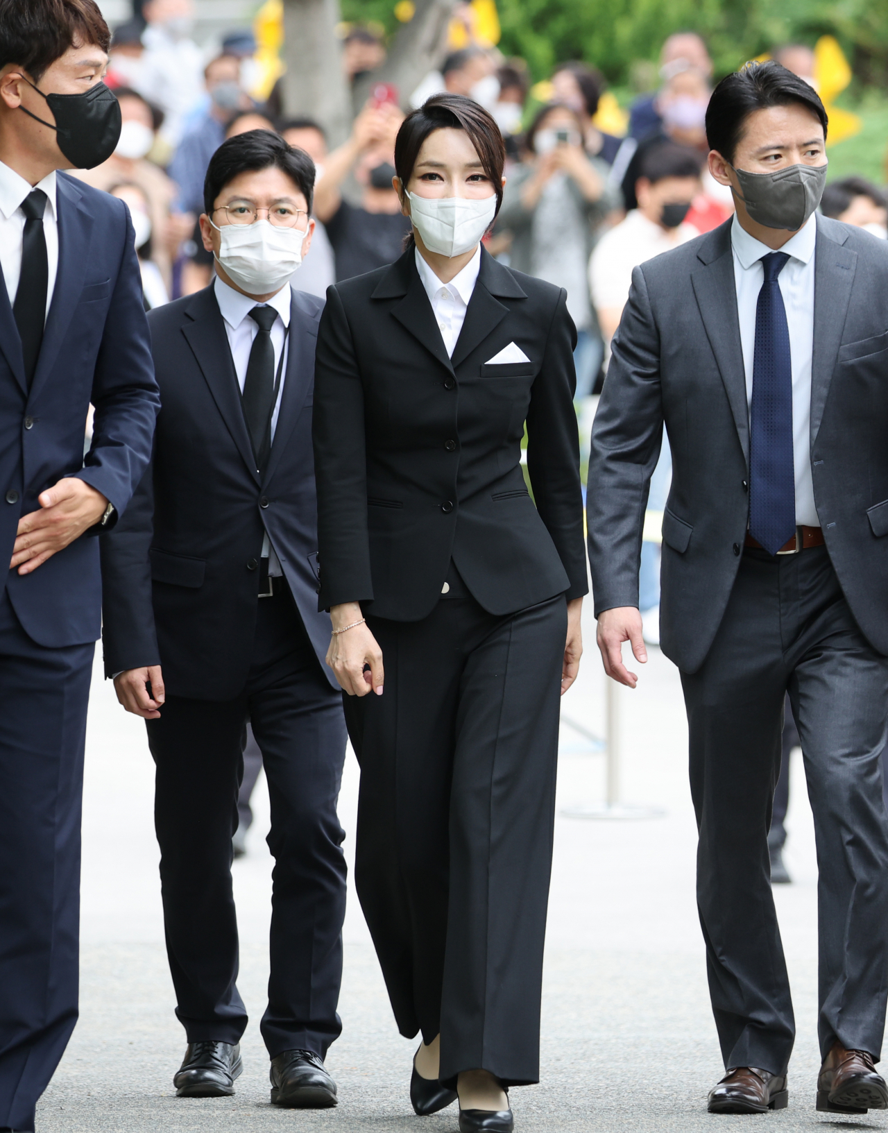 윤석열 대통령의 배우자 김건희 여사가 지난 13일 오후 경남 김해시 진영읍 봉하마을을 방문해 고(故) 노무현 전 대통령 묘소에 참배한 뒤 권양숙 여사를 예방하기 위해 사저로 향하고 있다. [연합]