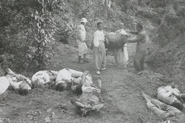 이승만 정권 시절인 1948년 여순사건 민간인 희생자 시신이 버려지고 있다. [여수지역사회연구소 제공]