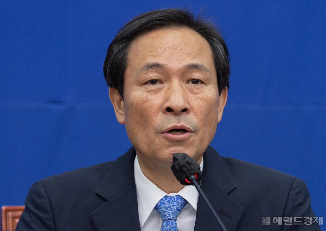 우상호 더불어민주당 비상대책위원장이 13일 오전 서울 여의도 국회에서 열린 비상대책위원회의에 참석하고 있다. [이상섭 기자]