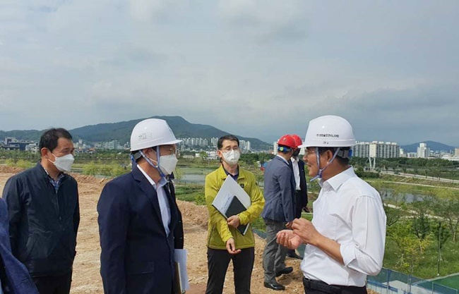 노관규 순천시장 당선인(사진 오른쪽)이 2023순천만정원박람회 공사현장과 분화구정원을 둘러보고 있다. [인수위 제공]