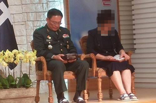 공관병을 상대로 갑질 논란을 일으킨 박찬주 전 육군대장(왼쪽) 부부. [군인권센터 페이스북 캡처]