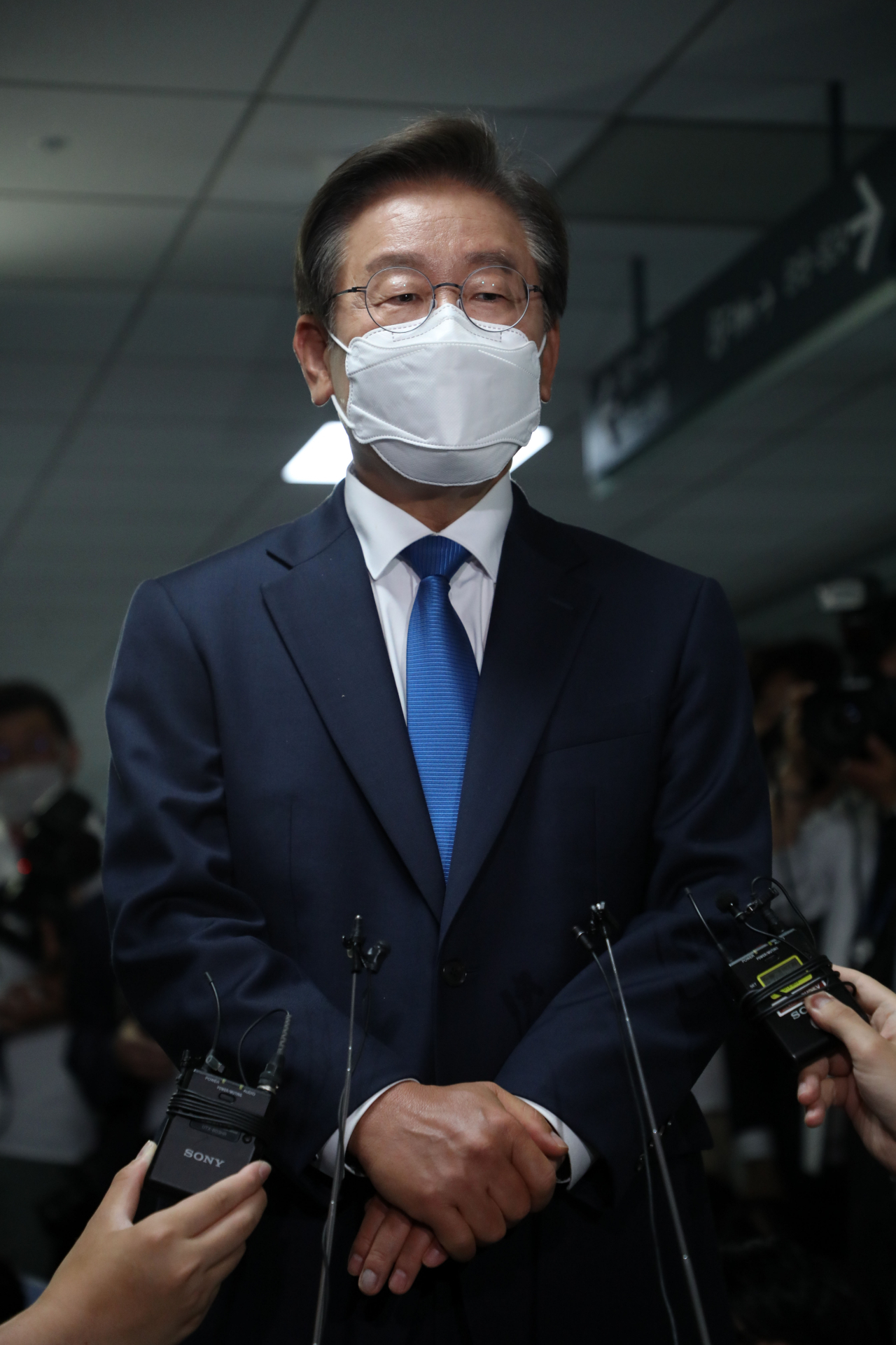 더불어민주당 이재명 의원이 지난 7일 오전 국회 의원회관에 첫출근하며 취재진의 질문에 답변하고 있다. [연합]