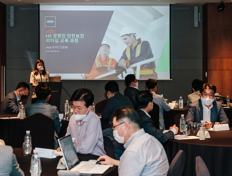 HDC현대산업개발은 지난 14일 용산 드래곤시티호텔에서 'HDC 세이프티-I 아카데미' 최고경영진 과정의 일환으로 경영진 안전보건 리더십 교육을 진행했다. 이날 교육에는 정익희 HDC현대산업개발 CSO(최고안전책임자), 조태제 HDC현대산업개발 건설본부장 등이 참석했다. [HDC현대산업개발 제공]