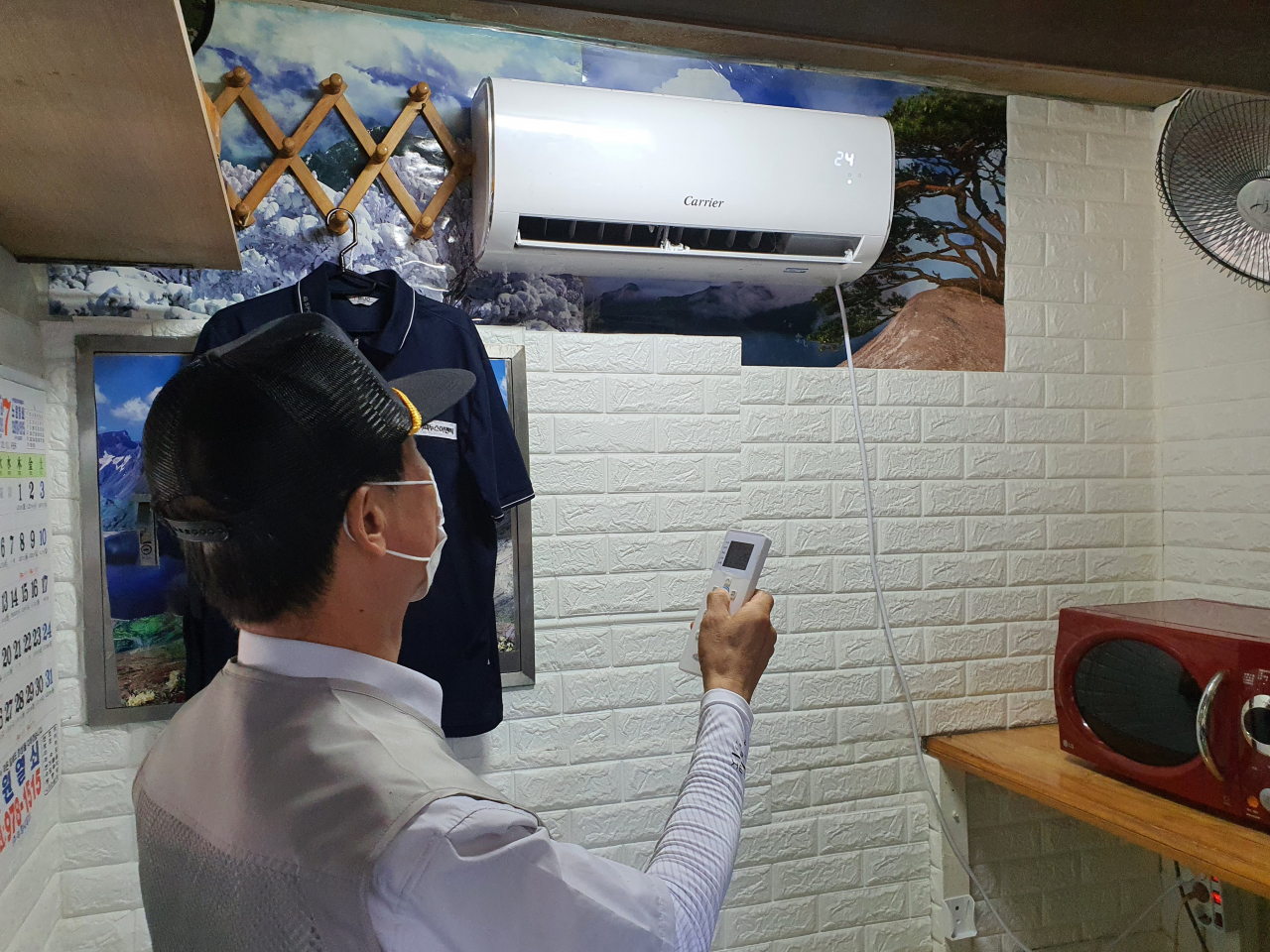 아파트 경비실 에어컨 설치 지원 모습. [노원구 제공]