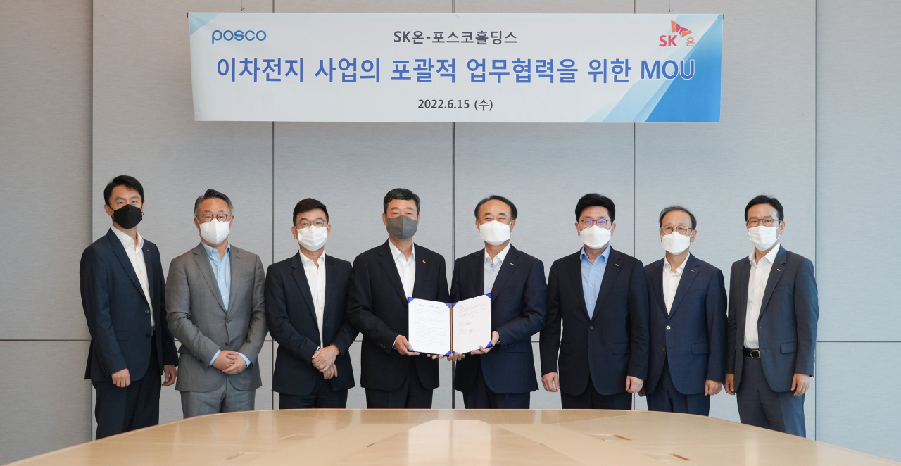 지동섭 SK온 대표(왼쪽 네번째)와 유병옥 포스코홀딩스 친환경미래소재팀장(부사장·왼쪽 다섯번째) 등 양 사 관계자들이 15일 오전 서울 대치동 포스코센터에서 업무협력을 위한 양해각서를 체결하고 기념사진을 촬영했다. [포스코홀딩스 제공]