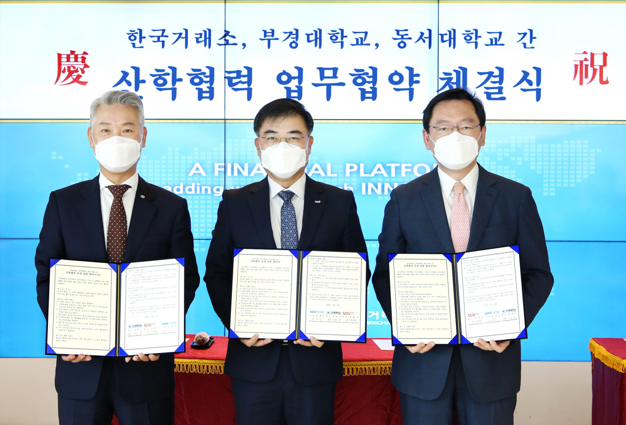 사진 왼쪽부터장영수 부경대학교 총장, 손병두 한국거래소 이사장, 장제국 동서대학교 총장 [한국거래소 제공]