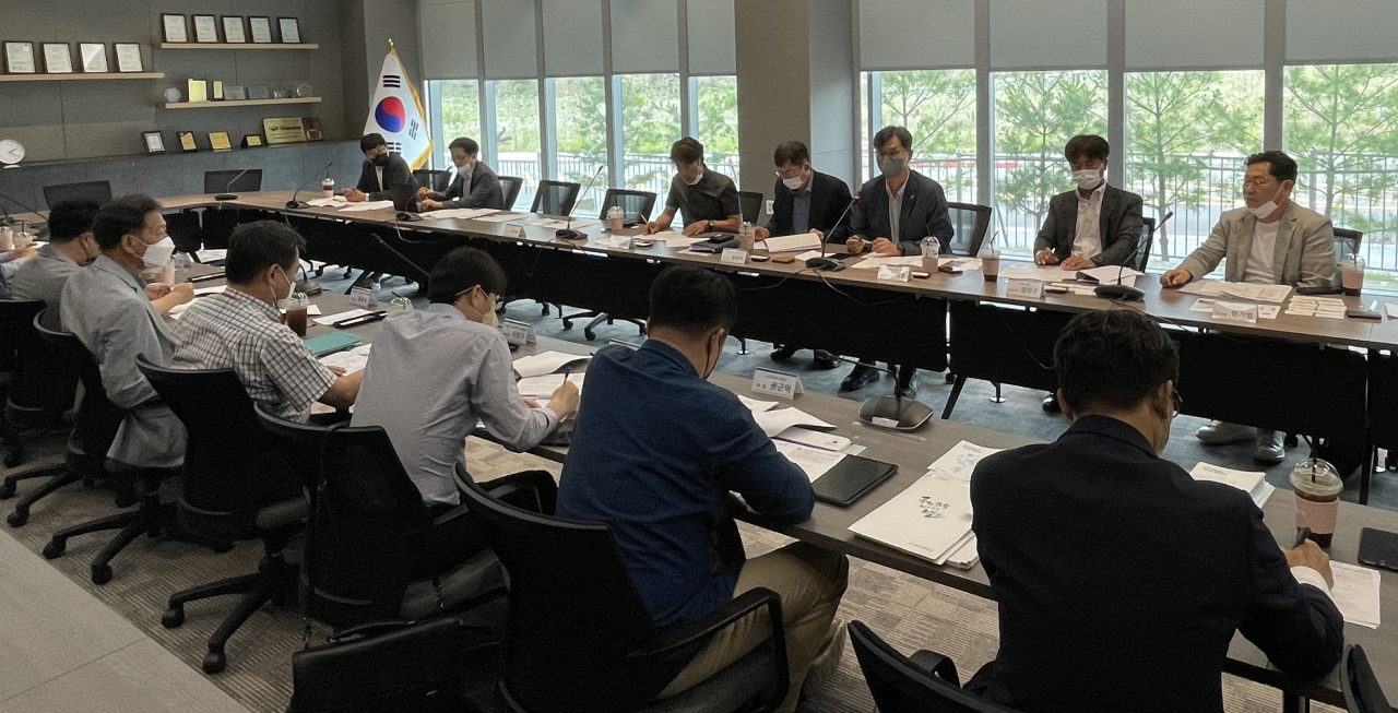 16일 열린 과학벨트 입주기관 간담회에서 과학벨트 거점지구 입주기관 협의회 서경훈(㈜이앤에스헬스케어 대표이사, 오른쪽에서 세 번째) 회장이 모두발언 하고 있다.[연구개발특구진흥재단 제공]