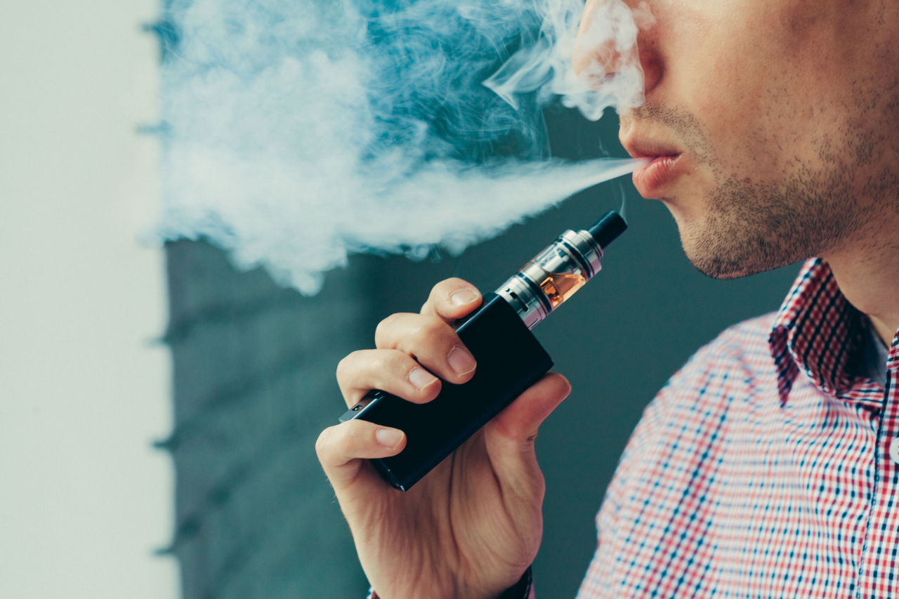 A man uses an e-cigarette. (123rf)