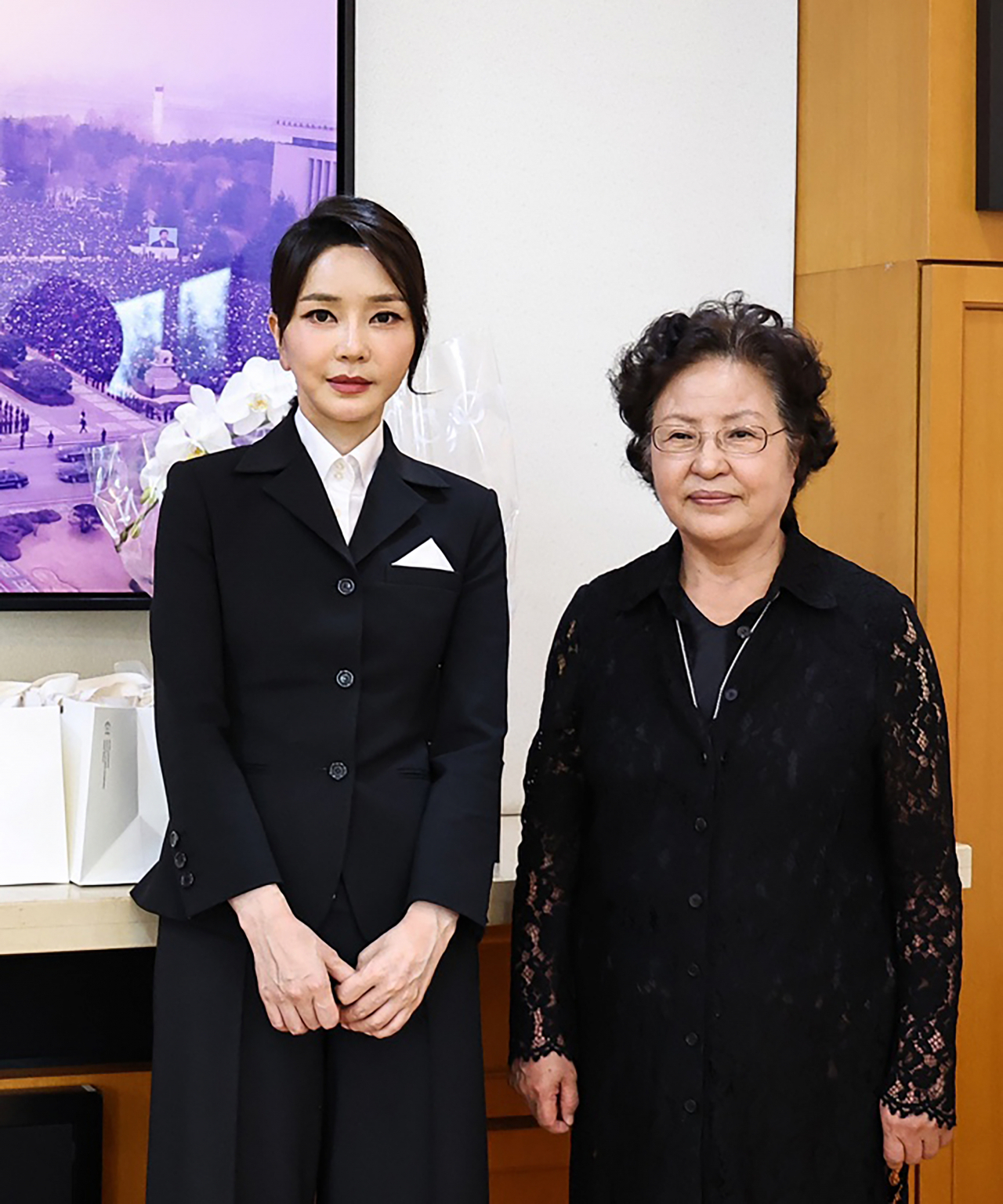 윤석열 대통령의 부인 김건희 여사가 지난 13일 오후 경남 김해시 진영읍 봉하마을에서 고(故) 노무현 전 대통령 묘소에 참배한 뒤 권양숙 여사를 예방, 기념촬영을 하고 있다. [대통령실 제공]