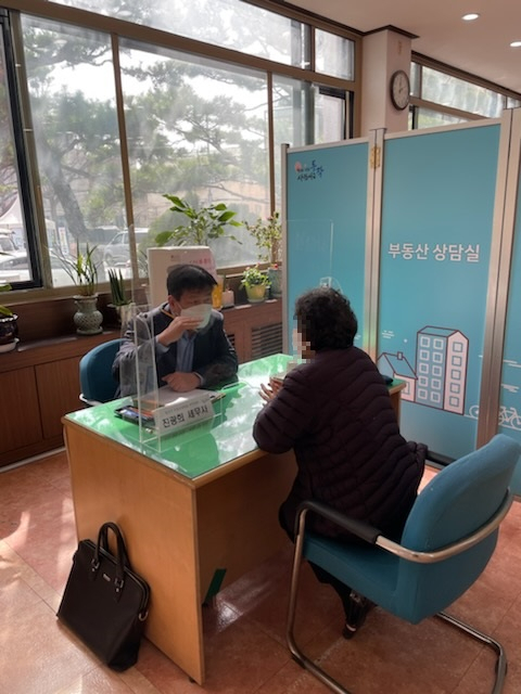 부동산상담실에서 동작구민이 부동산 관련 민원상담을 받고 있다. [동작구 제공]