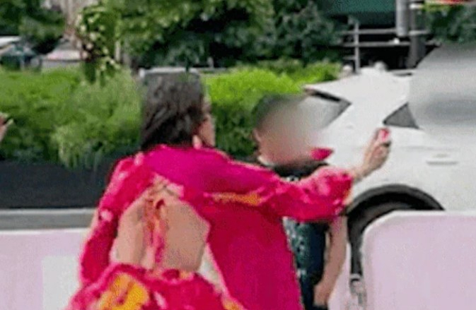 미국 뉴욕 맨하튼에서 니콜 청 일행을 향해 후추 스프레이를 뿌리고 있는 50대 여성. [뉴욕포스트 캡처]