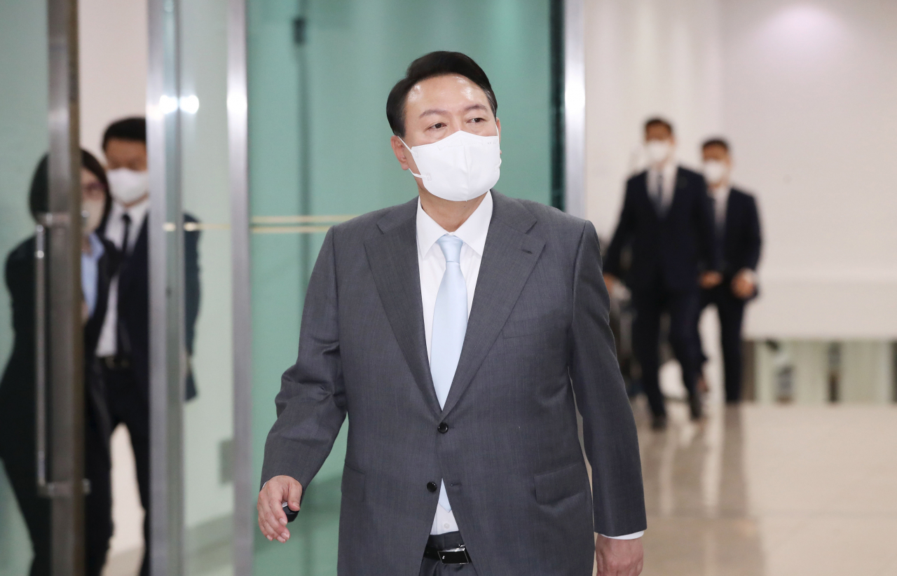 윤석열 대통령이 15일 오전 용산 대통령실 청사로 출근하고 있다. [연합]