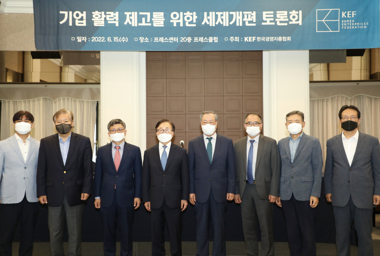 한국경영자총협회는 15일 열린 세제개편 토론회에서 법인세와 상속세 인하를 주장했다. 토론회에 참여한 송헌재(사진 왼쪽부터) 서울시립대 경제학부 교수, 김우철 서울시립대 세무전문대학원 교수, 오문성 한양여대 세무회계과 교수, 이동근 경총 부회장, 송공석 한국욕실자재산업협동조합 이사장(와토스코리아(주) 대표이사), 이성봉 서울여대 경영학과 교수, 오윤 한양대 법학전문대학원 교수, 홍기용 인천대 경영학부 교수(현 한국납세자연합회 회장) [경총제공]