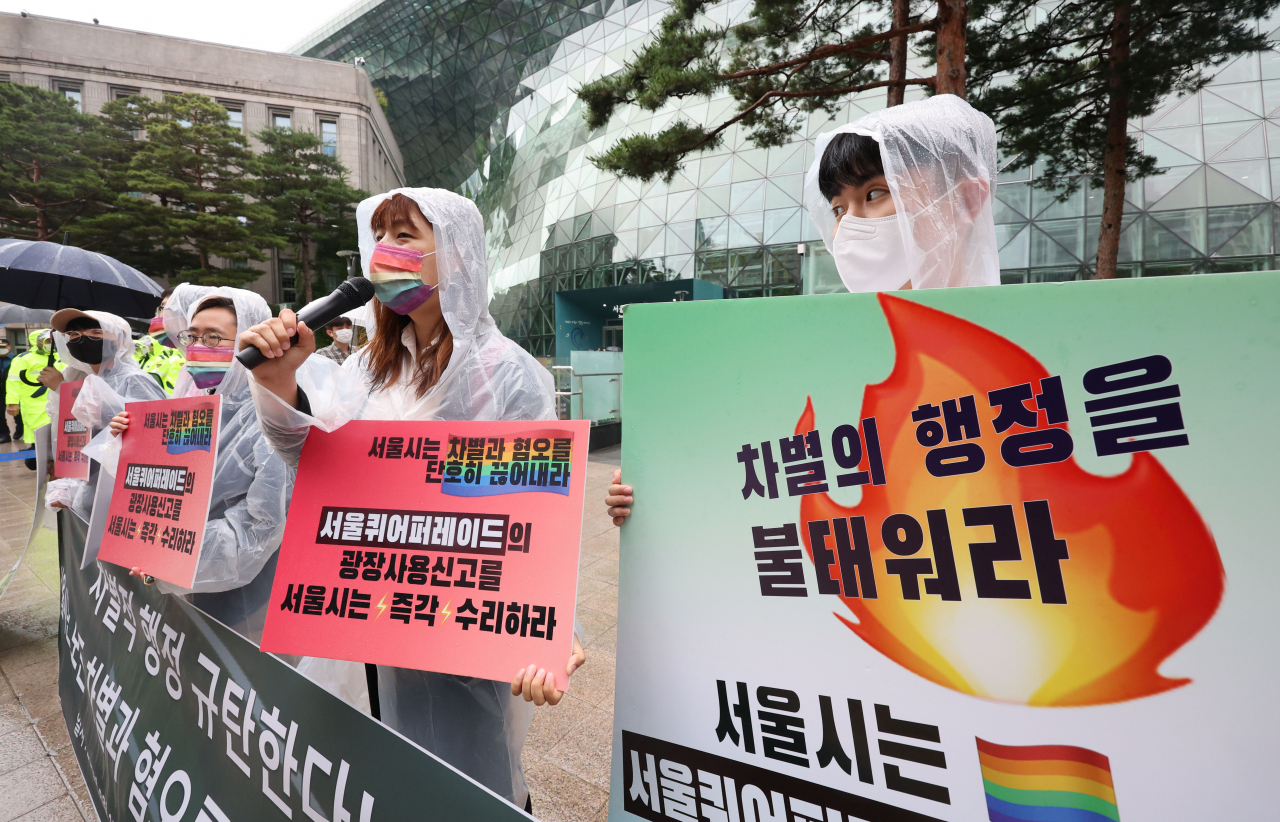 15일 오전 서울시청 앞에서 서울퀴어문화축제조직위 관계자들이 서울광장 사용신고에 대한 서울시 행정 규탄 기자회견을 하고 있다. 서울시 열린광장운영시민위원회는 15일 회의에서 서울퀴어문화축제조직위원회가 신청한 서울광장 사용 신청 안건을 수정가결했다. 조직위가 신청서를 제출한 지 약 두 달 만이다. [연합]