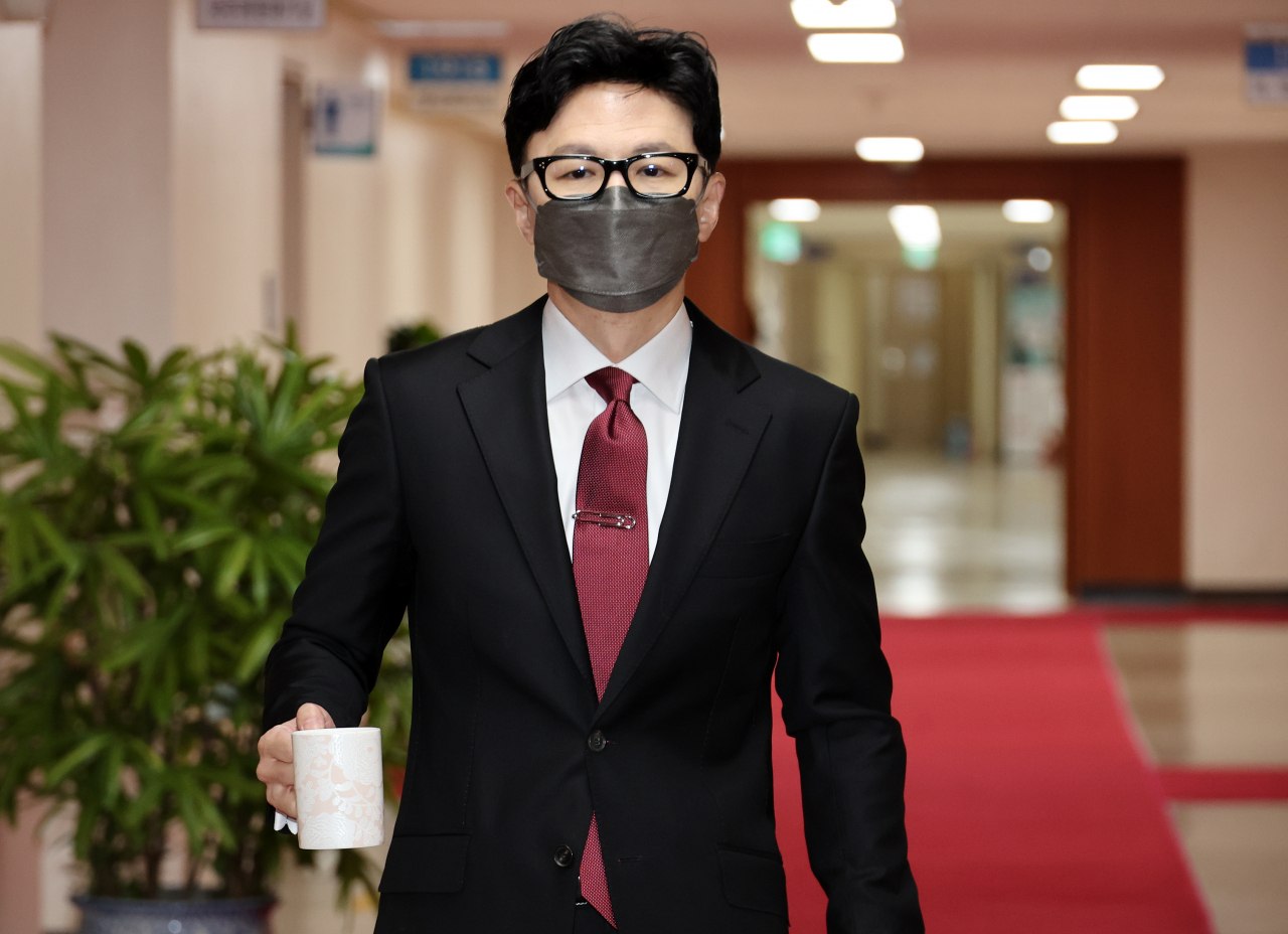 한동훈 법무부 장관이 14일 정부서울청사에서 세종청사와 영상으로 연결해 열린 국무회의에 참석하기 위해 정부서울청사 회의실로 향하고 있다. [연합]
