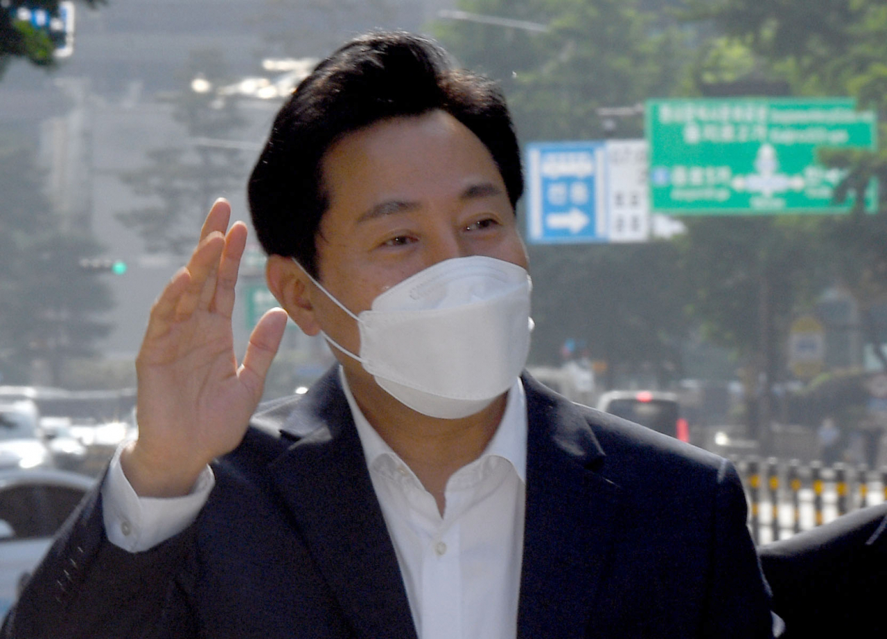 제8회 전국동시지방선거에서 승리한 오세훈 서울시장이 2일 서울시청으로 출근하며 인사하고 있다. [연합]