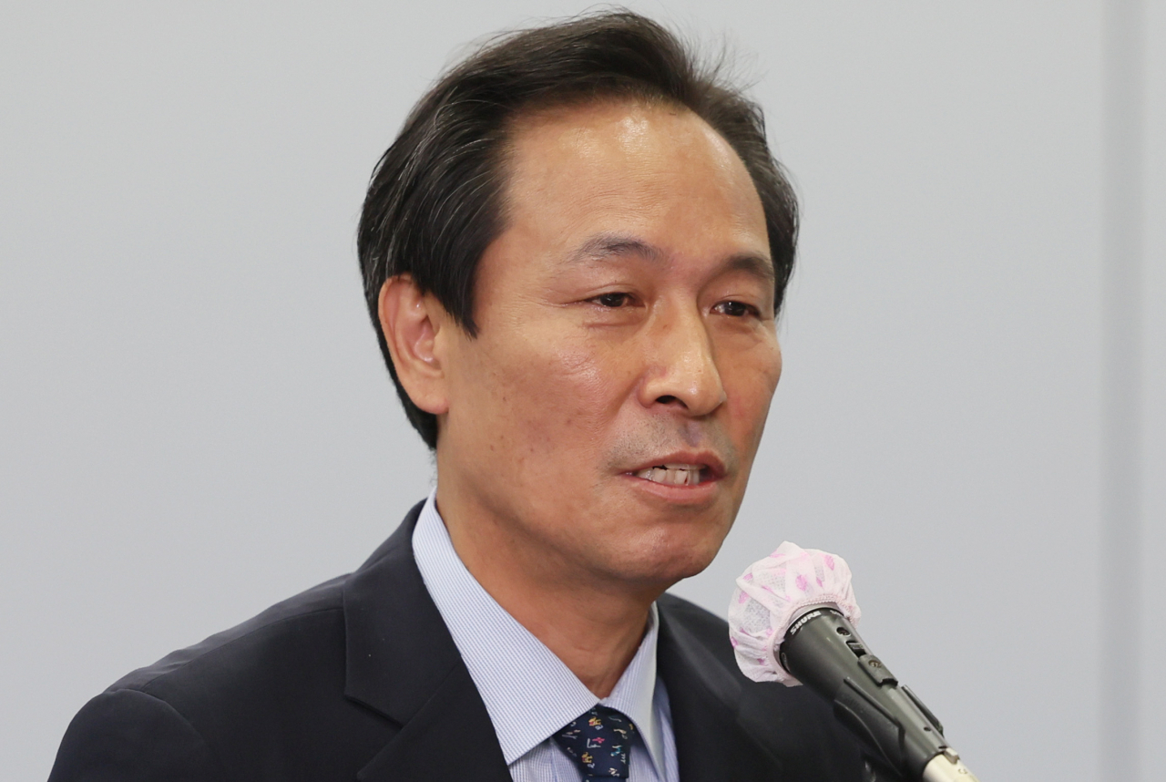 더불어민주당 우상호 비상대책위원장이 15일 오후 서울 마포구 연세대학교 김대중도서관 컨벤션홀에서 열린 6.15 남북정상회담 22주년 기념식 및 학술회의에서 축사하고 있다. [연합]