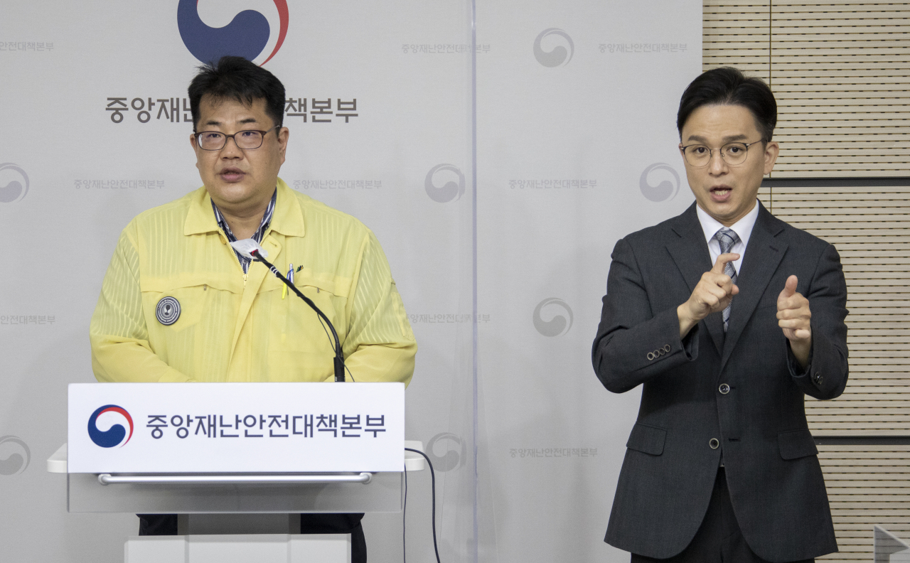 손영래 중앙사고수습본부 사회전략반장이 15일 정부서울청사 브리핑실에서 코로나19 대응 중앙재난안전대책본부 정례브리핑을 하고 있다. [연합]