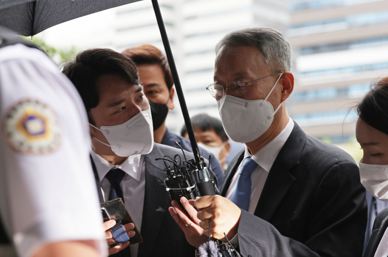 문재인 정부 초기 산업부 산하 발전 공기업 기관장 등의 사퇴를 강요한 혐의를 받는 백운규 전 산업통상자원부 장관이 15일 오전 서울동부지법에서 열린 영장심사에 출석하고 있다. [연합]