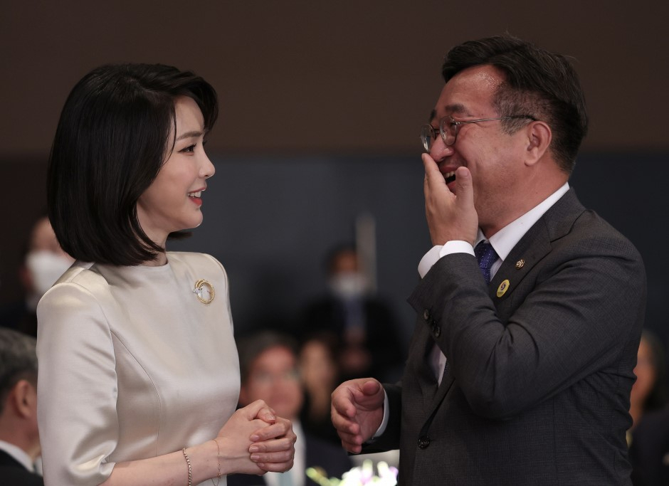 윤석열 대통령 부인 김건희 여사가 지난 5월 10일 오후 서울 중구 신라호텔에서 열린 외빈 초청만찬에서 더불어민주당 윤호중 비상대책위원장과 환담하고 있다. [연합]