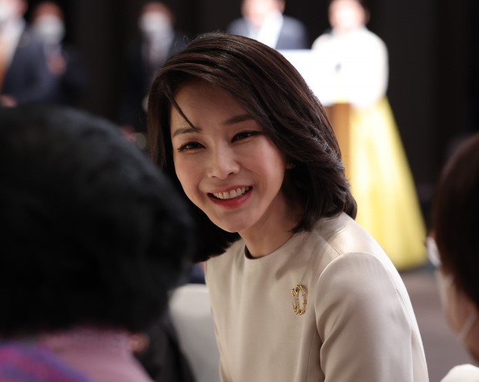 윤석열 대통령 부인 김건희 여사가 지난 5월 10일 오후 서울 중구 신라호텔에서 열린 외빈 초청만찬에서 환담하고 있다. [연합]