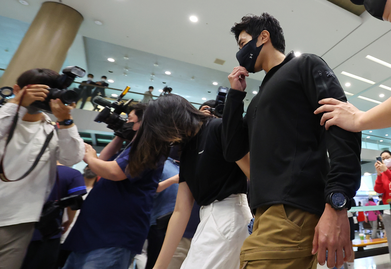 우크라이나에서 외국인 의용병 부대 '국토방위군 국제여단'에 참여한 이근 전 대위가 지난달 27일 오전 인천국제공항 제1터미널을 통해 귀국해 취재진과의 인터뷰를 마친 뒤 청사를 나서고 있다. [연합]
