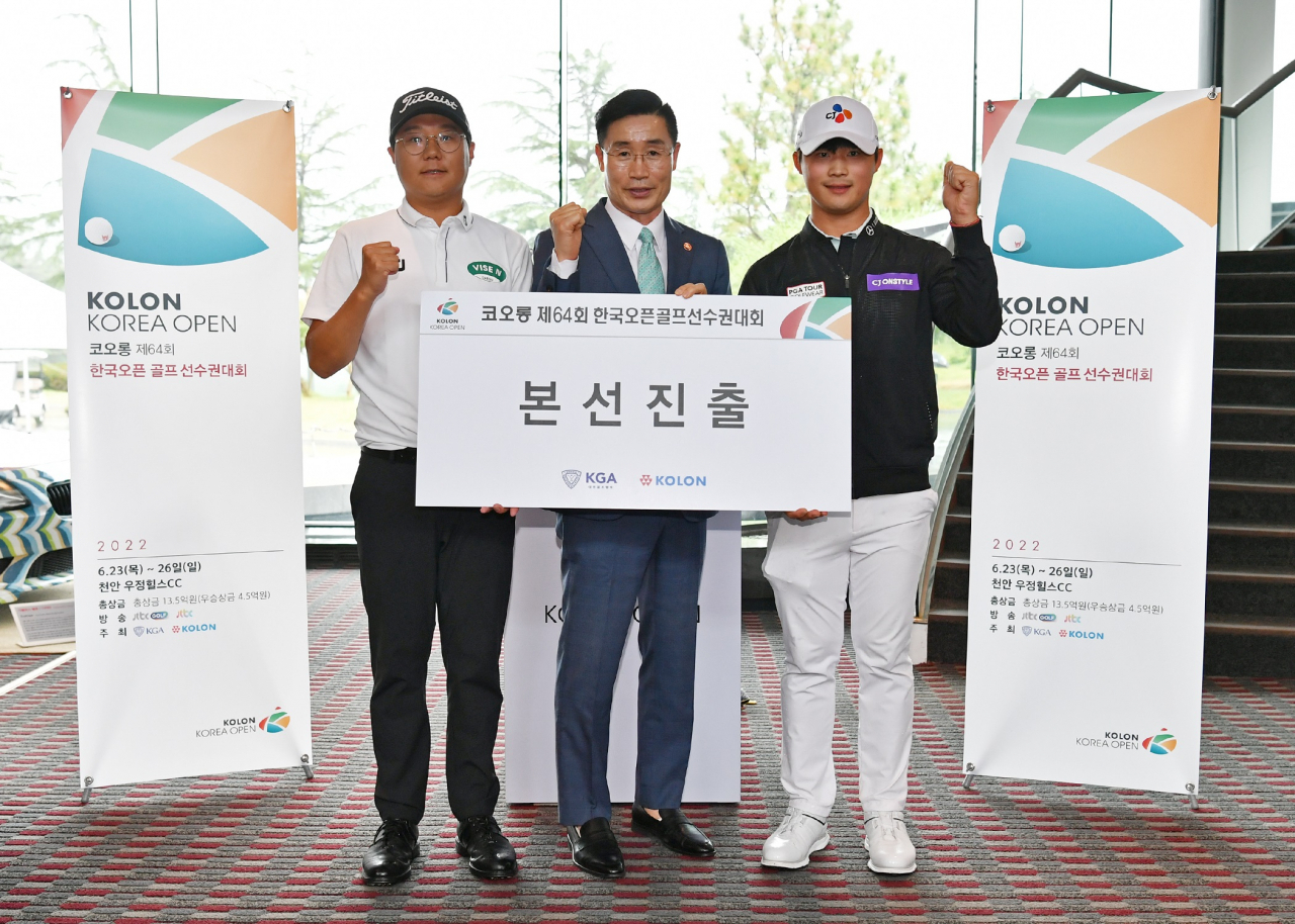 코오롱 제64회 한국오픈 최종예선을 통과한 정웅택(왼쪽)과 배용준(오른쪽))이 코오롱 송승회 전무와 기념 촬영을 하고 있다./사진= 코오롱 한국오픈 조직위원회 제공