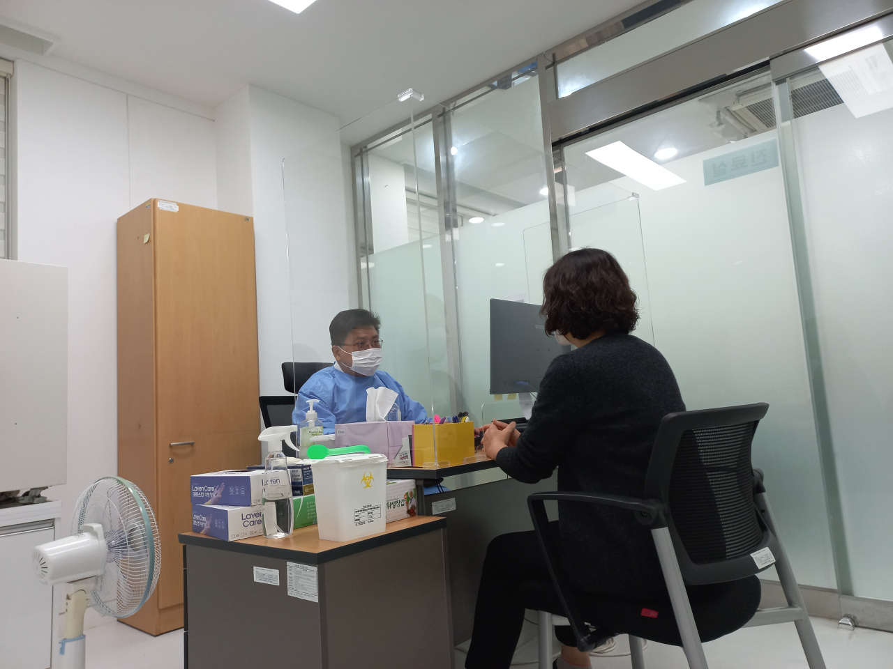 강북구민이 롱코비드 후유증 상담센터에서 상담을 받고 있는 모습. [강북구 제공]