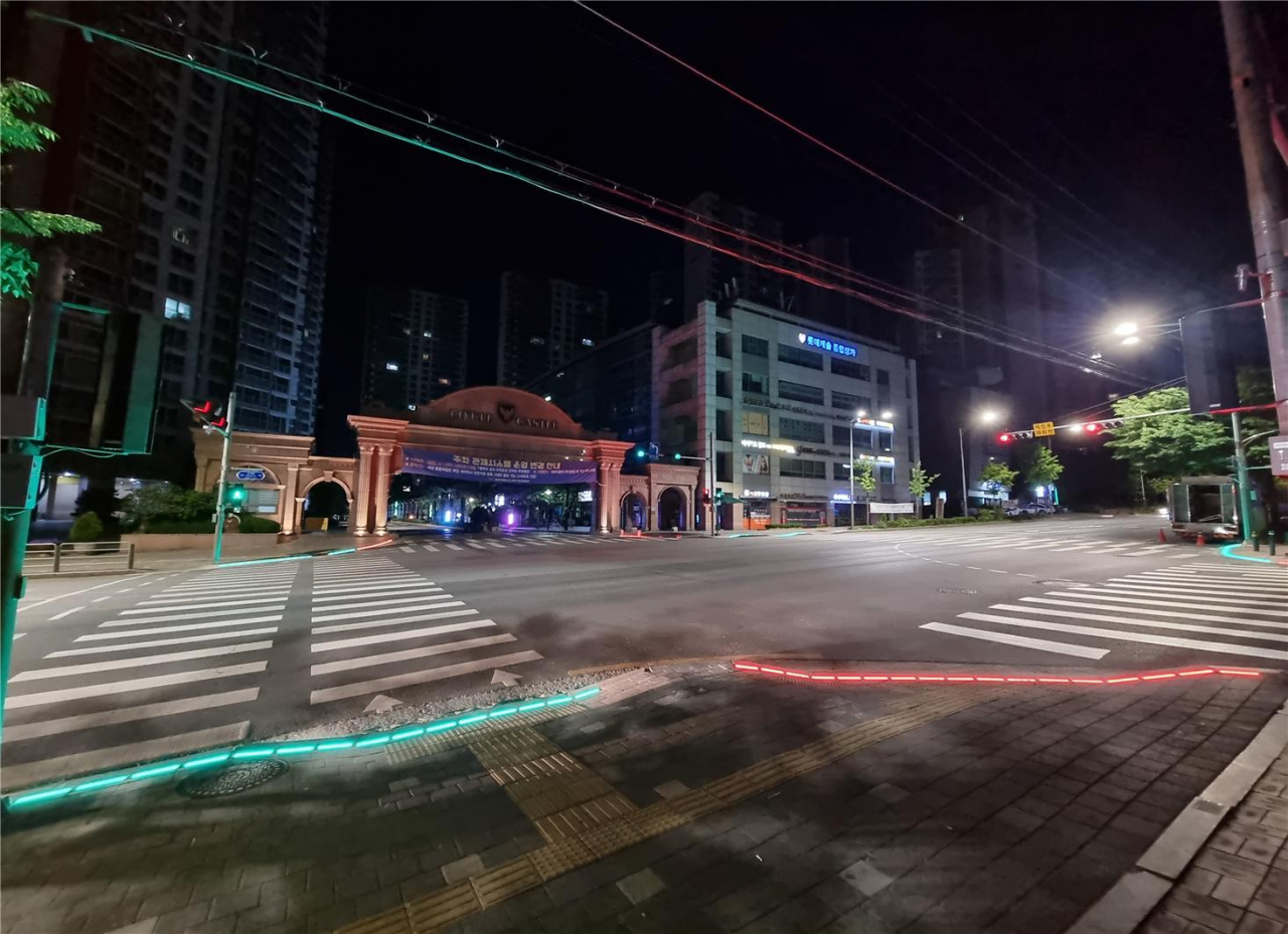 강동구 암사동에 설치된 바닥신호등. [강동구 제공]