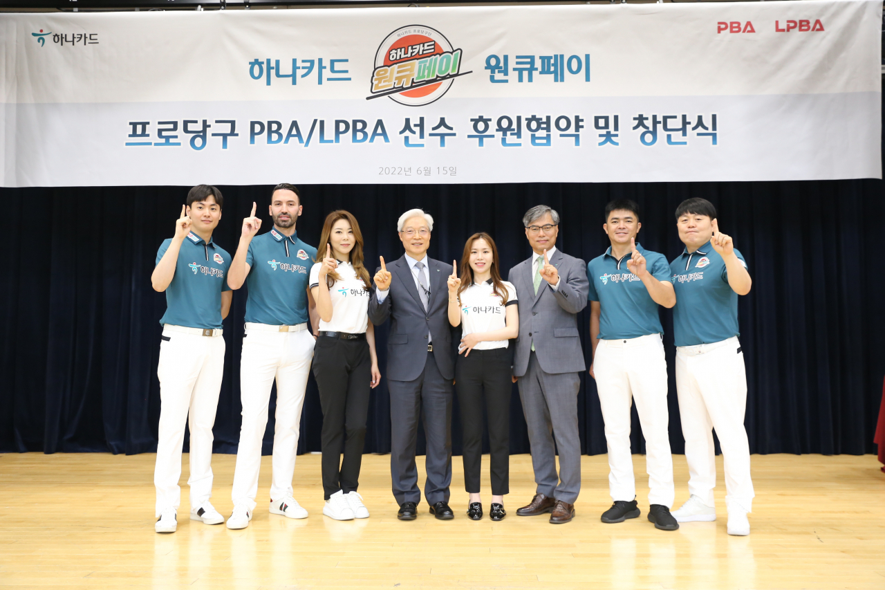 하나카드는 15일 하나금융그룹 명동 사옥에서 ‘원큐페이 프로당구단’의 창단식을 진행했다. 사진 왼쪽부터, 신정주 선수, 필리포스 선수, 김가영 선수, 권길주 하나카드 대표 겸 구단주, 김진아 선수, 박의수 하나카드 단장, 응우옌꾸억 응우옌, 김병호 선수.[하나카드 제공]