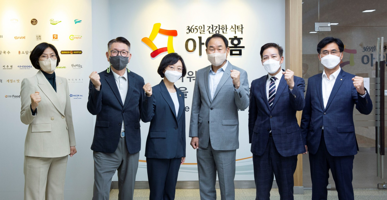 15일 아워홈 안산공장에서 오유경 식약처장(왼쪽에서 세번째), 김태준 아워홈 사장(네번째) 등 관계자가 기념촬영을 하고 있다. [아워홈 제공]