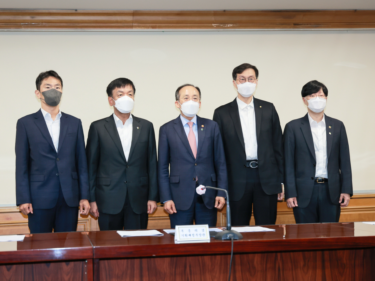 경제 수장들이 16일 오전 서울 중구 은행회관에서 열린 비상 거시경제 금융회의에서 회의에 앞서 기념촬영을 마친 뒤 자리로 향하고 있다. 왼쪽부터 이복현 금융감독원장, 최상목 경제수석, 추경호 경제부총리, 이창용 한국은행 총재, 김소영 금융위원회 부위원장 [한국은행]