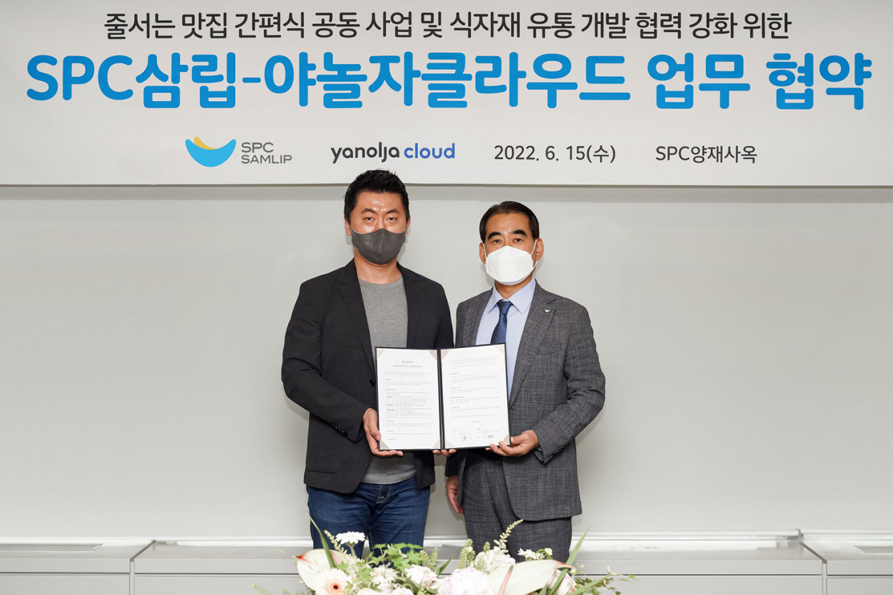 15일 SPC그룹 양재사옥에서 진행한 ‘빅데이터 간편식 공동 사업 및 식자재 유통 개발 업무 협약식’에서 SPC삼립 황종현 대표이사(오른쪽)와 야놀자 클라우드 김종윤 대표(왼쪽)가 기념촬영을 하고 있다. [SPC제공]